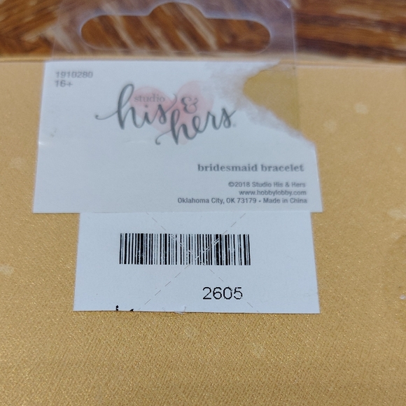 Elegant Gold Knot Bangle Bracelet - Picture 7 of 7